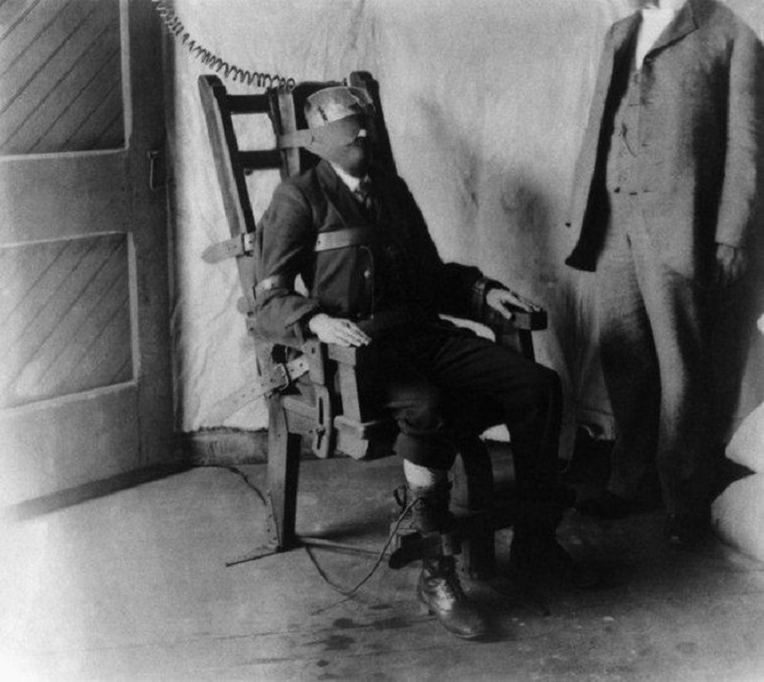 Первые испытания электрического стула на заключенном, который был приговорен к смерти. США, 1956 год.   