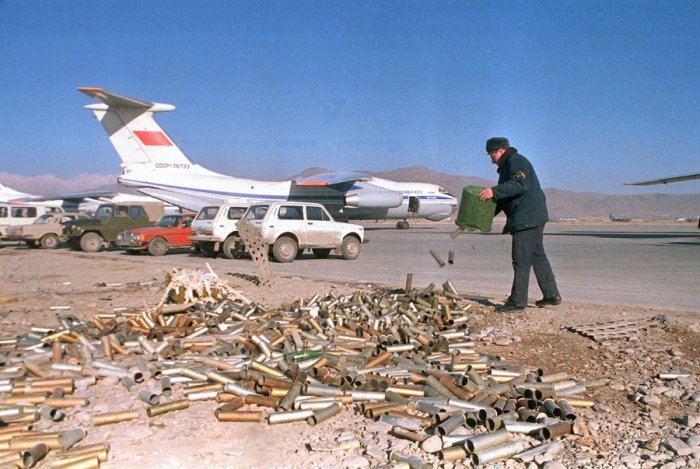 Советский самолет, автомобили и гильзы на авиабазе в Кабуле, 23 января 1989.
