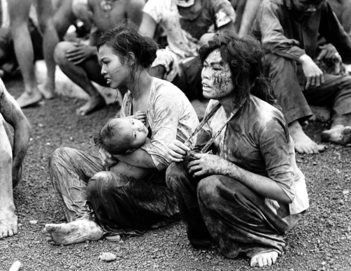 Мирные люди, которые вышли из своих подземных укрытий после двухдневной бомбардировки и тяжелых боёв в окрестностях города Донг Хой. Вьетнам, 6 июня 1965 года. 