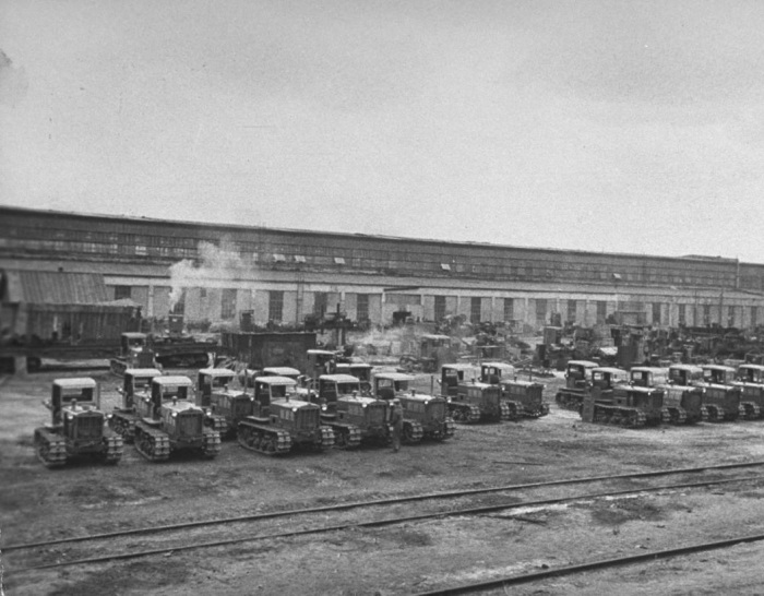 Готовые для транспортировки по Союзу трактора во дворе завода имени Дзержинского.