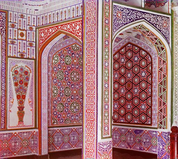 Образец мозаичных стен внутри дома богатого сарта. В окрестностях Самарканда в начале 20 века.