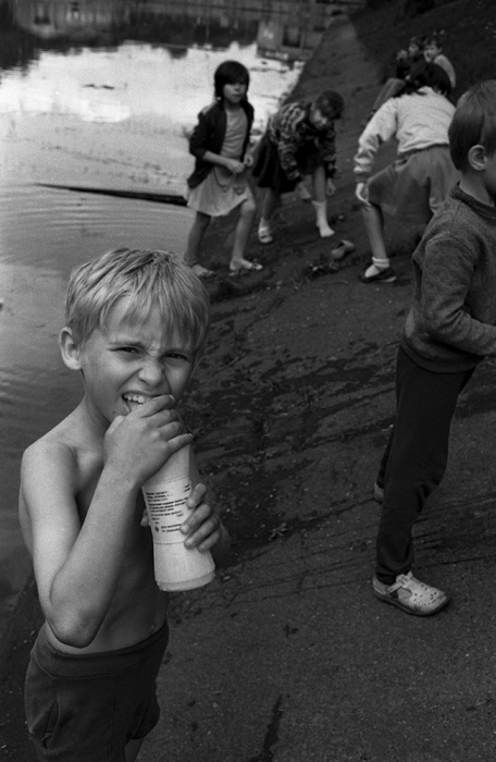 Детвора играет на пляже, 1991 год. Автор фотографии: Evgeny Kanaev.