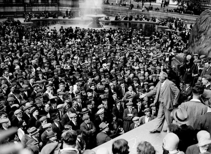 Том Манн выступает перед митингующими коммунистами на Трафальгарской площади в Лондоне, 1 августа 1931 года.