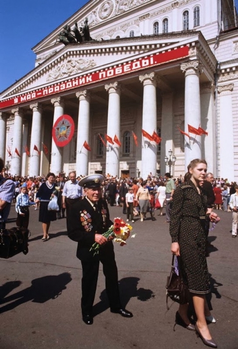 Военно-морской офицер 9 мая. СССР, Москва, 1984 год.