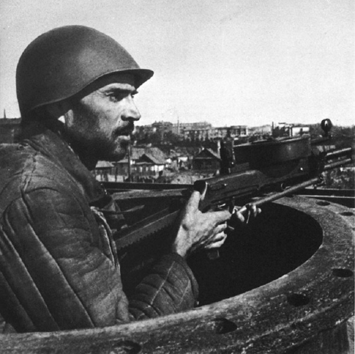 Рабочий сталинградского завода «Красный октябрь» с пулеметом ДТ-29.