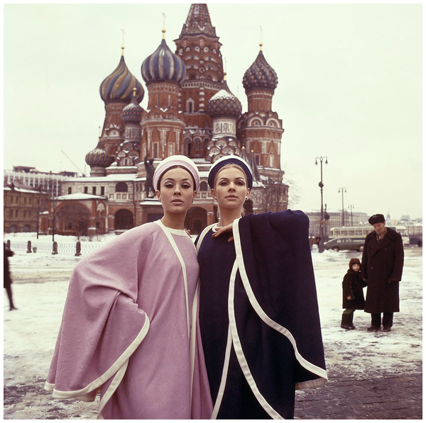 Москва становится модным местом для фотосессий западных фэшн-журналов. СССР, Москва, 1965 год.