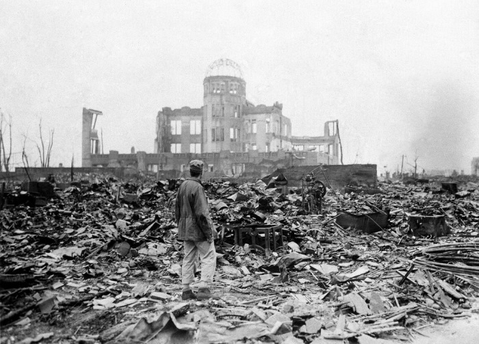 Военный корреспондент союзников на улице разрушенного города Хиросима у Выставочного центра Торгово-промышленной палаты примерно через месяц после атомной бомбардировки, в сентябре 1945 года.
