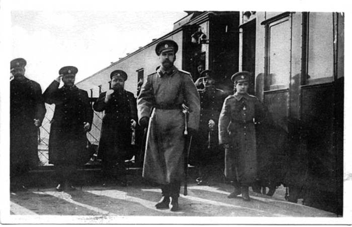 Император Николай II с семьей на перроне вокзала во время прибытия в Ставку в мае 1916 года.  