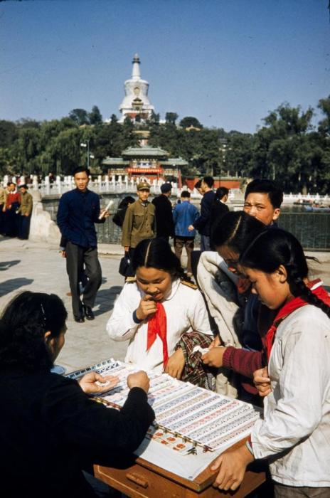 Китайские пионеры в парке Beihai в центре Пекина. 