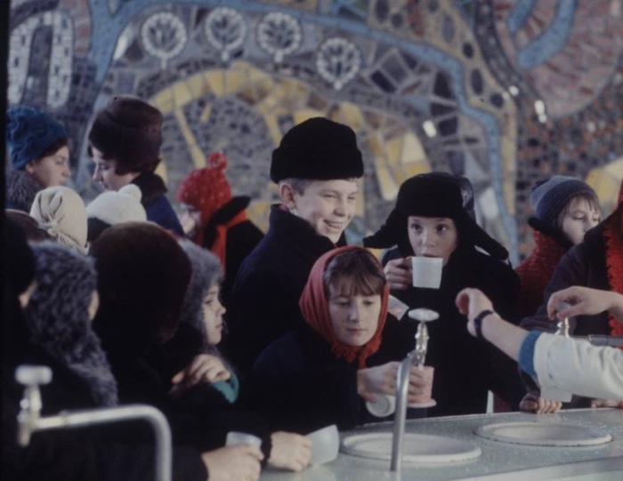 Дети пьют лечебную минеральную воду, привезенную врачами. Москва, 1970-е годы.