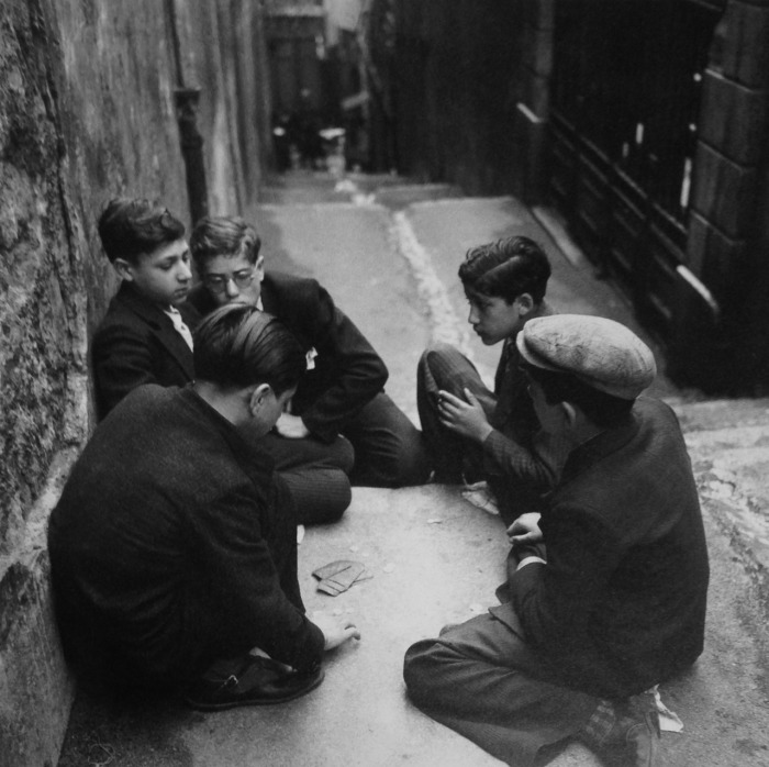 Дети играют в карты. Франция, Марсель, 1938 год.