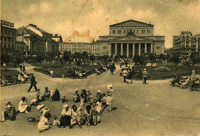 Песочница перед Большим театром в 1930 году.
