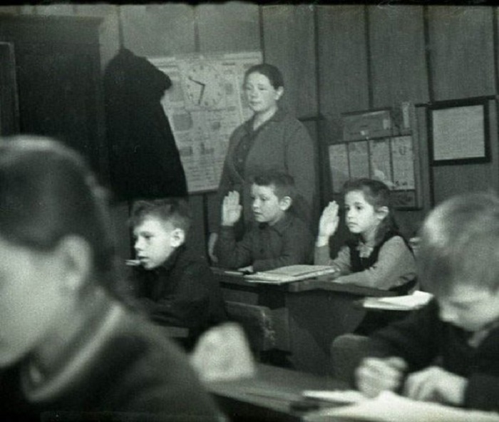  Урок в начальной сельской школе в 1964 году.