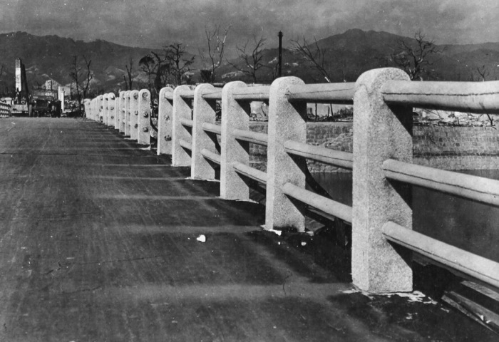 Вид на мост через реку Ота в разрушенном городе Хиросима в 1945 году.