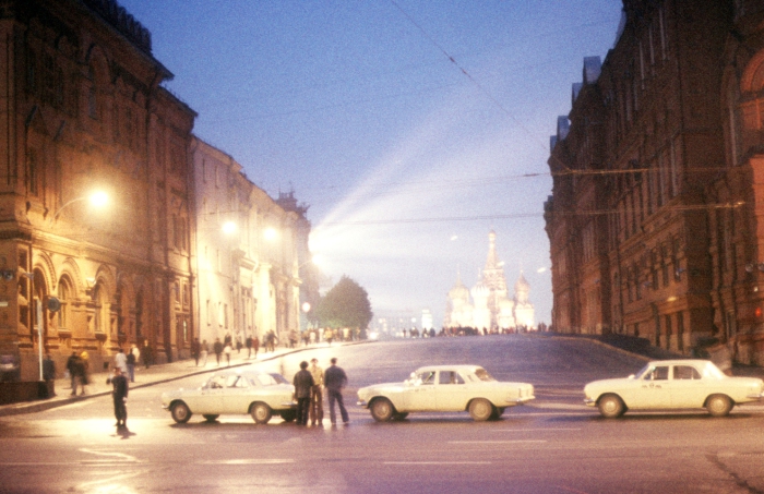 Таксисты, стоящие неподалеку от Красной площади. СССР, Москва, 1977 год.
