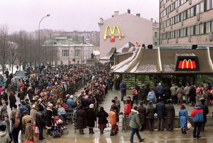  Очередь в первый московский Макдональдс в 1990 году.
