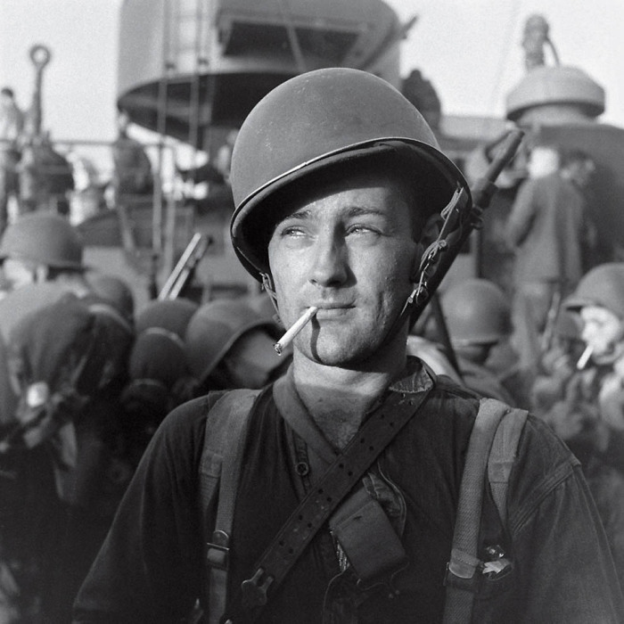 Морской пехотинец перед высадкой на Гуадалканал в конце 1942 года.