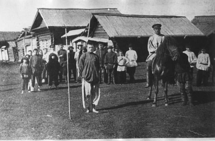 Состязание между конным и пешим воином в деревне Дворец. Енисейский уезд, начало 20 века. 