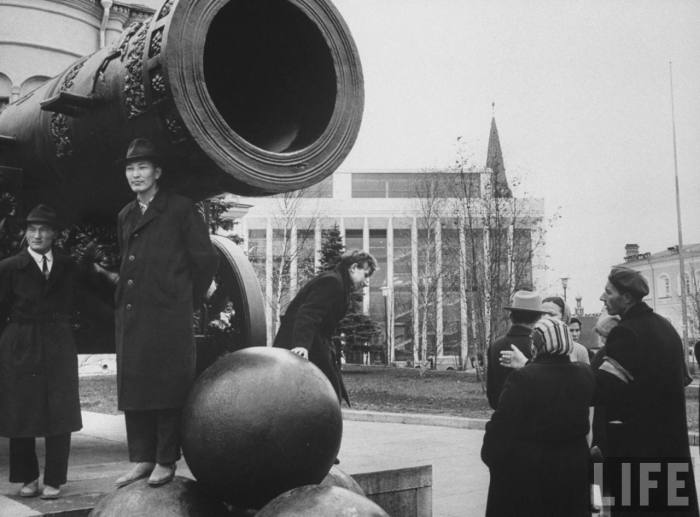 Японская делегация возле Царь-Пушки в Кремле. СССР, Москва, 1961 год.