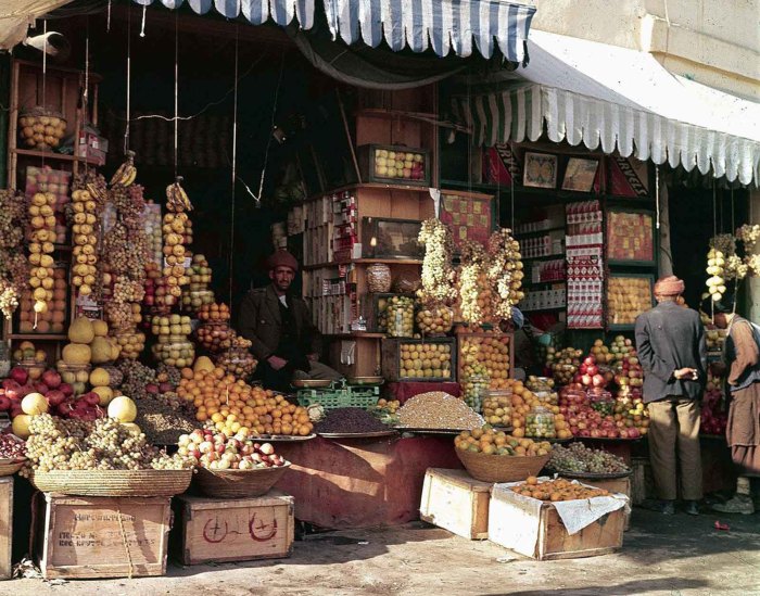 Продажа фруктов и орехов на рынке в Кабуле, ноябрь 1961 года.