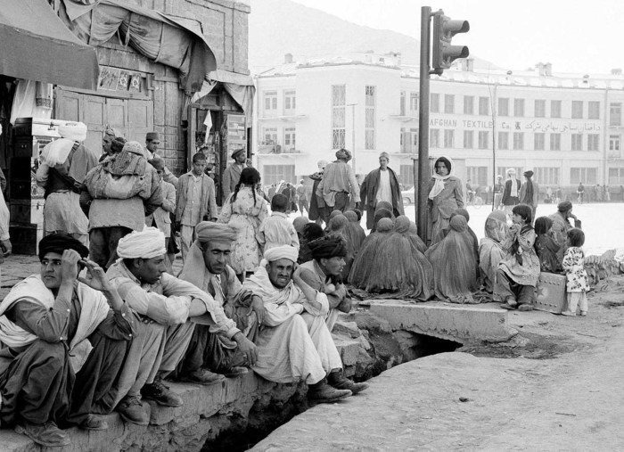 Местные жители возле светофора на углу улицы в Кабуле, 25 мая 1964 год.