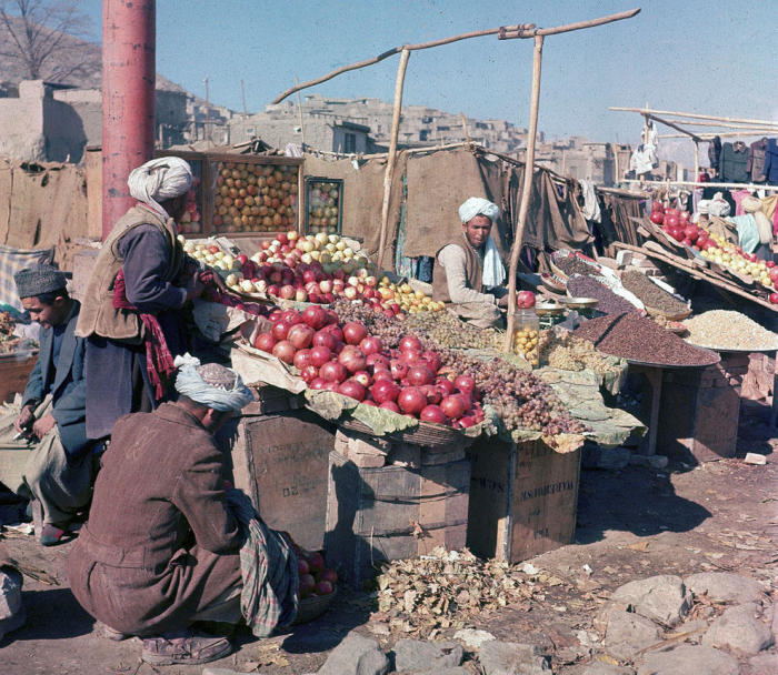 Продажа фруктов и орехов на открытом рынке в Кабуле, ноябрь 1961 год.