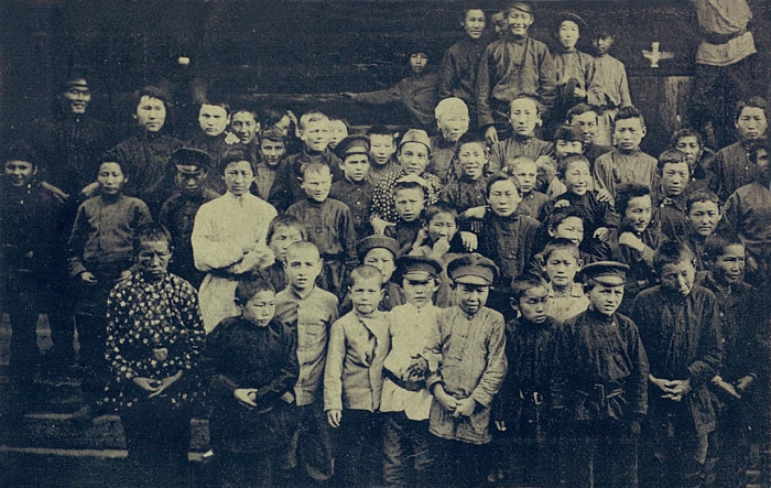 Группа якутских учеников начальных и старших классов.  Якутская область, начало 20 века.