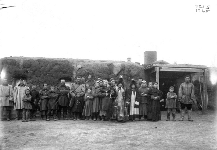 Группа якутов возле зимнего дома. Россия, Якутия, 1902 год.