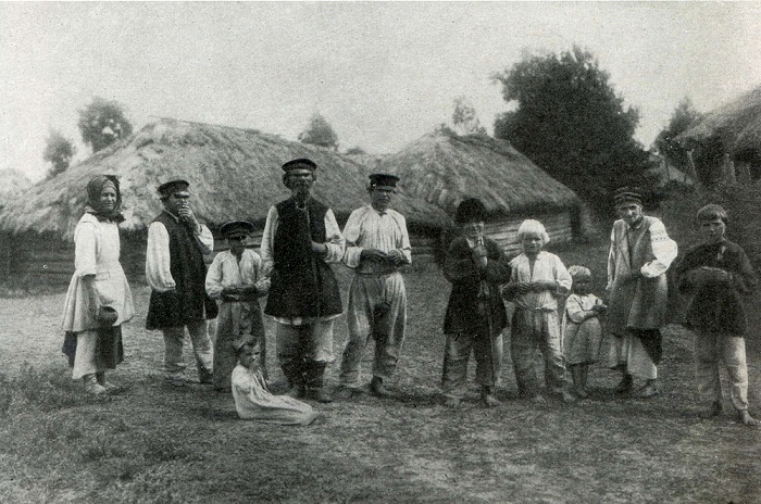Группа крестьян в летней одежде. Черниговская область, село Пакуль, 1903 год.