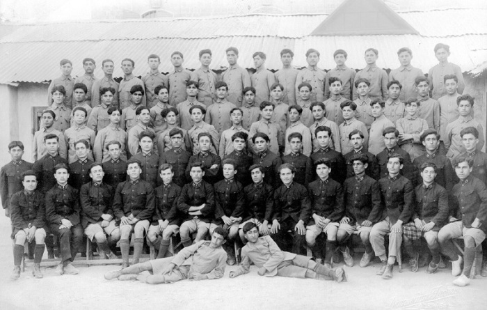 Группа учеников из детского дома и профессионально-технического училища в Алеппо перед отъездом в Армению в 1924 году. 