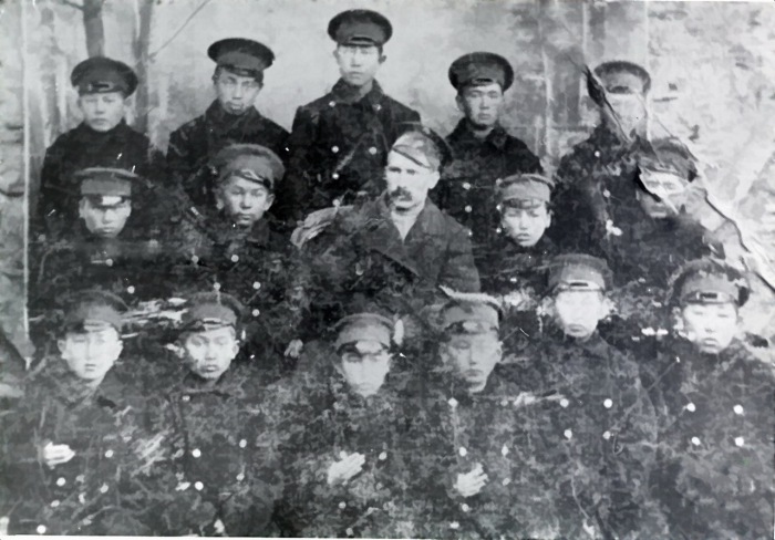 Группа учащихся русско-туземной школы Пржевальска, Семиреченской области с заведующим - учителем Пономаревым. 1910 года.