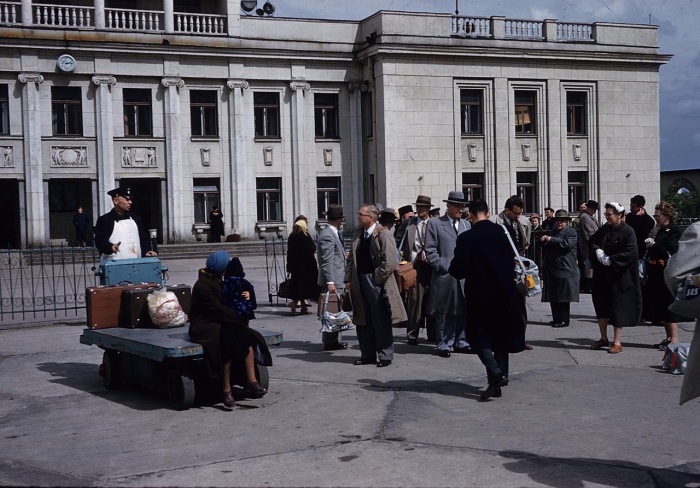 Толпа туристов возле международного аэропорта Шоссейная. СССР, Ленинград, 1959 год.