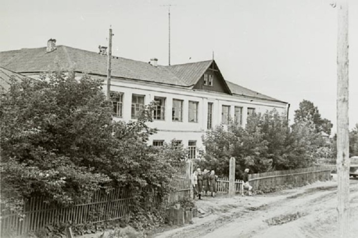 Налобихинская средняя школа, которую окончил Титов.