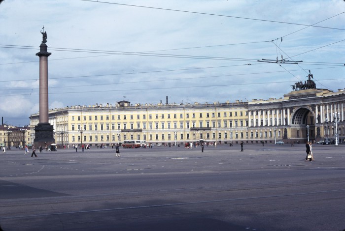 Памятник в стиле ампир, находящийся в центре Дворцовой площади. СССР, Ленинград, 1975 год.  