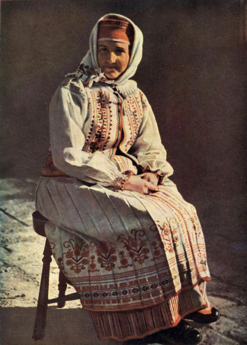 Пожилая женщина в летней женской одежде. Село Вильшаницы, Яворовского района, Львовской область, 50-е годы ХХ века.