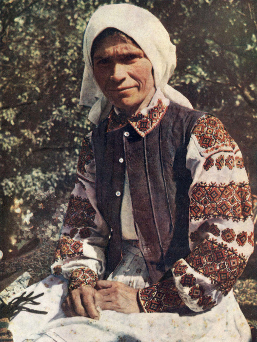 Пожилая женщина в повседневной одежде. Львовская область, 50-е годы ХХ века.