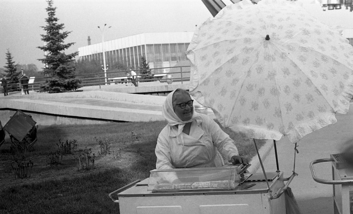 Продажа мороженного на улице. СССР, Москва, 1971 год.