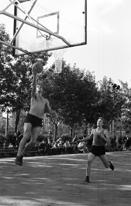 Баскетболист забрасывающий мяч в кольцо.  СССР, Ярославль, 1970-е годы.