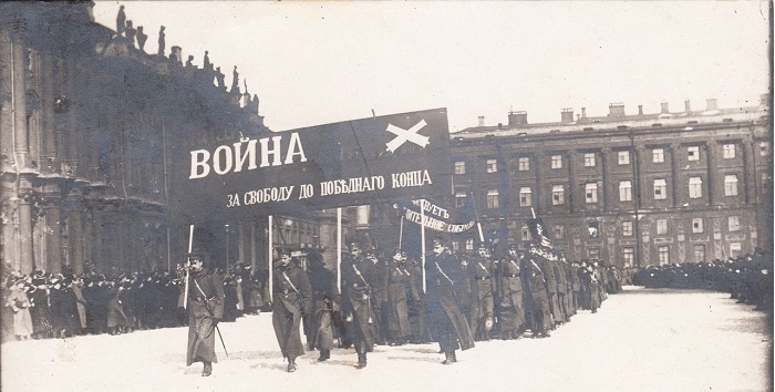 Парад военных училищ на площади. Петроград, 1917 год.