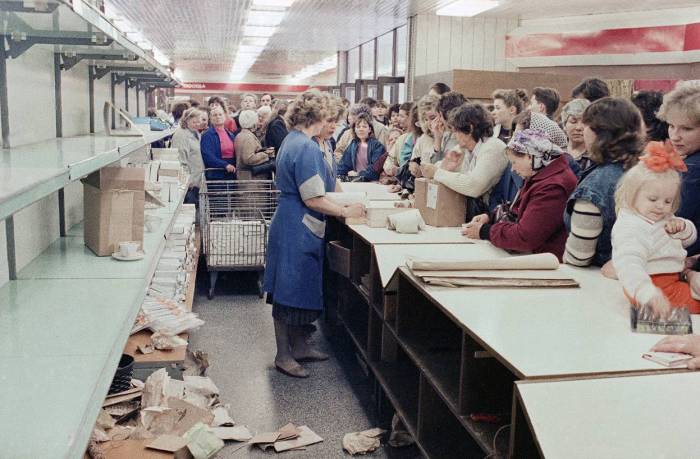  Люди скупают посуду в магазинах Вильнюса. 27 апреля 1990 года.