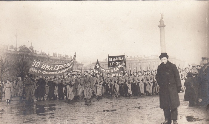 Смотр парада военных училищ на Дворцовой площади. Петроград, 1917 год.