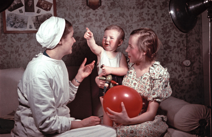 Работница в детском интернате с двумя детьми. Украина, 1950-е годы. Фото: Semyon Osipovich Friedland. 