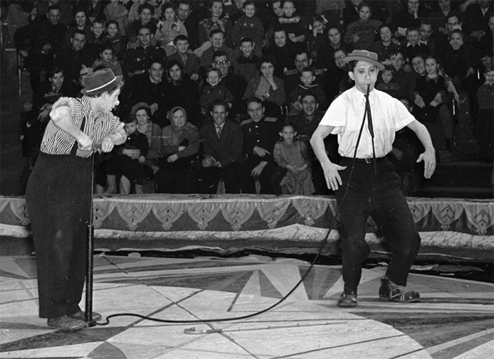 На арене цирка клоуны Юрий Никулин и Михаил Шуйдин в 1958 году.