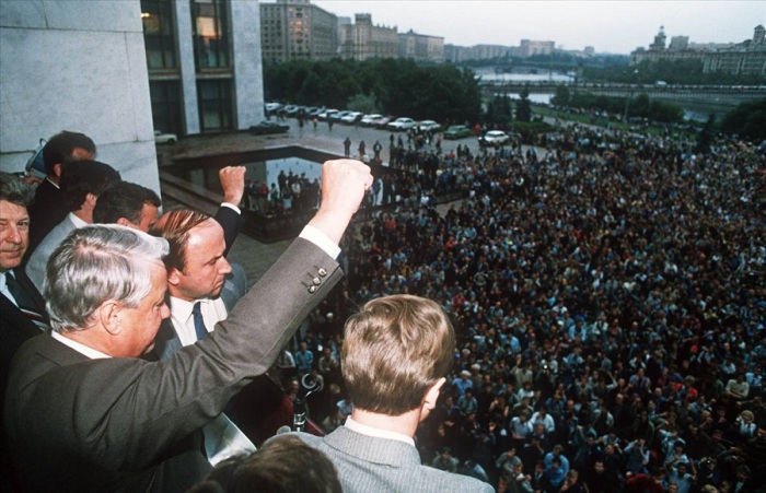  Борис Ельцин поднимает кулак приветствуя своих собравшихся сторонников в Москве. 19 августа 1991 года.
