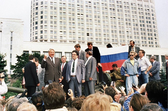  Президент России Борис Ельцин стоит на бронированном автомобиле на стоянке перед Белым домом. 19 августа 1991.