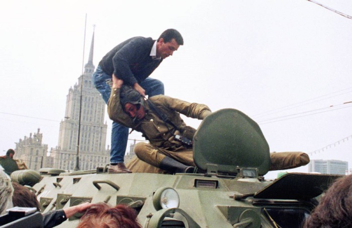  Защитники Белого дома нападают на солдата. 19 августа 1991 год. 