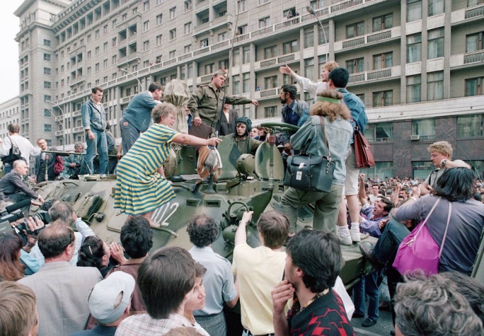  Толпа собирается вокруг БТР и пытается его блокировать возле Красной площади в центре Москвы. 19 августа 1991 год. 