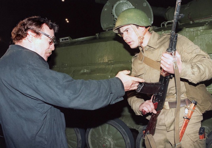  Демонстрант спорит с солдатом после того как танки заблокировали доступ к центру Москвы. 20 августа 1991 год. 
