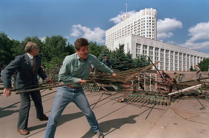  Группа сторонников Бориса Ельцина разбирают одну из баррикад вокруг Белого дома. 25 августа 1991 год.