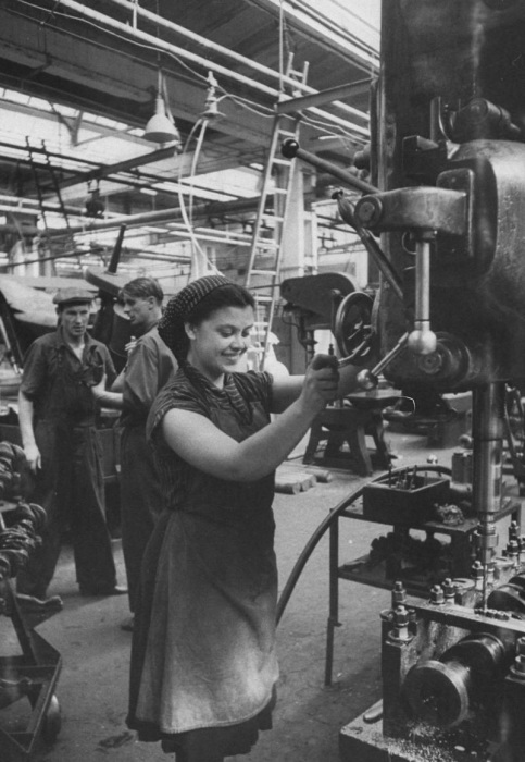 Женщины наравне с мужчинами трудились в промышленности. 